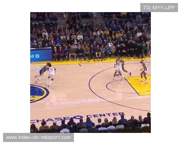 库里吸引防守重心，队友获得空位机会