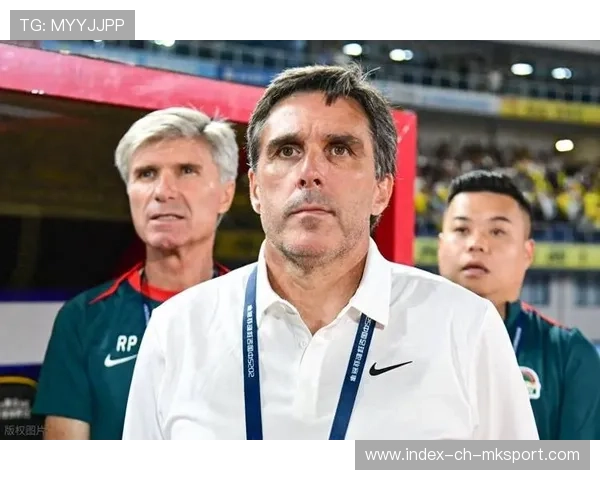 河南队拉莫斯要求压迫更紧，前场逼抢直接逼出失误